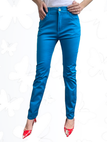 Едноцветен дамски панталон, права кройка тип дънки с пет джоба, цвят светло синьо