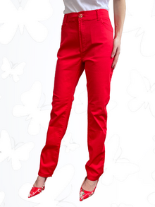 Едноцветен дамски панталон, права кройка тип дънки с пет джоба, цвят червено