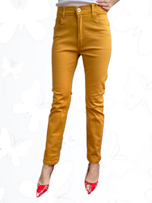 Едноцветен дамски панталон, права кройка тип дънки с пет джоба, цвят пастелно жълто
