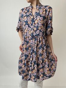 Цветна лятна рокля-риза, изработена от памучна материя, десен цветчета в свежо синьо