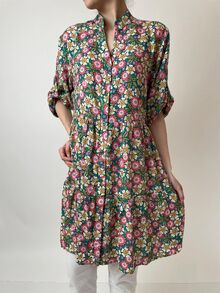 Цветна лятна рокля-риза, изработена от памучна материя, десен цветчета в зелена гама