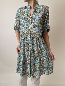 Цветна лятна рокля-риза, изработена от памучна материя, десен цветчета в тюркоаз