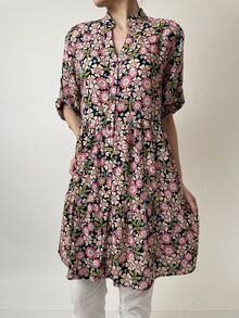 Цветна лятна рокля-риза, изработена от памучна материя, десен цветчета в черно