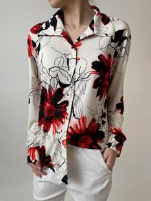 Елегантна риза, изработена от мека материя, десен едри цветя в наситено червено