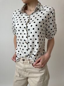 Полувталена дамска риза от памук с регулируеми ръкави, десен черни точки на бял фон