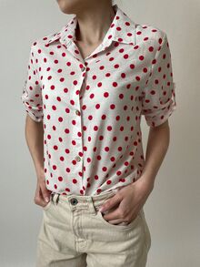 Полувталена дамска риза от памук с регулируеми ръкави, десен червени точки на бял фон