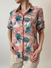 Полувталена дамска риза от памук с регулируеми ръкави, летен десен в свежи розови тонове