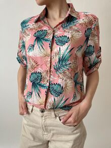 Полувталена дамска риза от памук с регулируеми ръкави, летен десен в свежи розови тонове