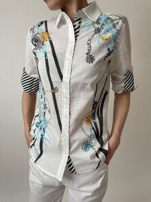 Полувталена дамска риза от памук с регулируема дължина на ръкавите, десен в бяло и синьо
