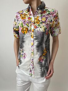 Полувталена дамска риза от памук с регулируема дължина на ръкавите, десен в бяло и жълто