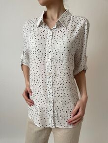 Лятна дамска риза с регулируеми ръкави, изработена от тънка, дишаща материя, в бял цвят