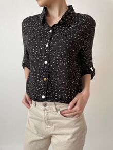 Лятна дамска риза с регулируеми ръкави, изработена от тънка, дишаща материя, в черен цвят