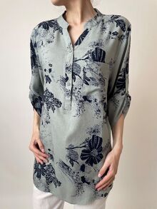 Свободна дамска риза, 3/4 ръкав с регулируема дължина, десен на цветя в сива гама