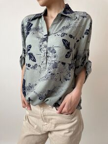 Свободна дамска риза, 3/4 ръкав с регулируема дължина, твърда яка, десен на цветя в сива гама
