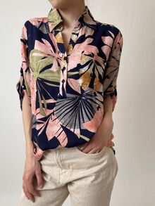 Свободна дамска риза, 3/4 ръкав с регулируема дължина, твърда яка, десен едри листа в розово