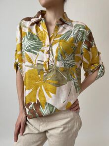 Свободна дамска риза, 3/4 ръкав с регулируема дължина, твърда яка, десен едри листа в жълто