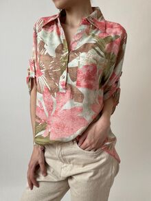 Свободна дамска риза, 3/4 ръкав с регулируема дължина, твърда яка, десен едри листа в цвят пудра