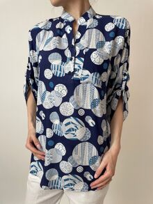 Свободна дамска риза, 3/4 ръкав с регулируема дължина, цвят синьо с десен светло сини кръгове