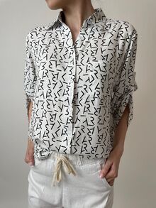 Свободна дамска риза, 3/4 ръкав с регулируема дължина, твърда яка, цвят бяло с десен черни букви