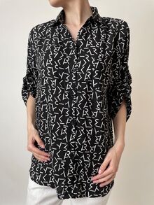 Свободна дамска риза, 3/4 ръкав с регулируема дължина, твърда яка, цвят черно с десен бели букви