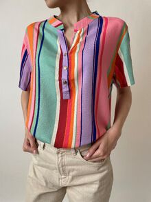 Свободна дамска риза от памучна материя, къс ръкав, разноцветен десен райе, фон циклама