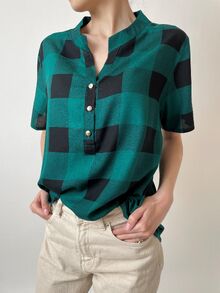 Свободна дамска риза с къс ръкав, десен големи квадрати в зелен цвят