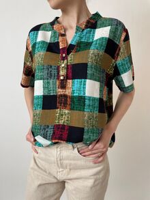 Свободна дамска риза с къс ръкав, памучна материя, десен разноцветни квадрати с акцент в зелено
