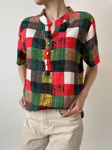 Свободна дамска риза с къс ръкав, памучна материя, десен разноцветни квадрати с акцент в червено