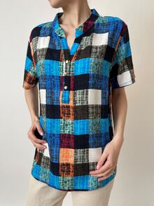 Свободна дамска риза с къс ръкав, памучна материя, десен разноцветни квадрати с акцент в синьо