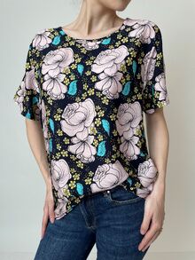 Свободна дамска блуза с къс ръкав, памучна материя, десен рози в наситено розово