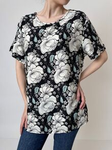 Свободна дамска блуза с къс ръкав, памучна материя, десен рози в бяло