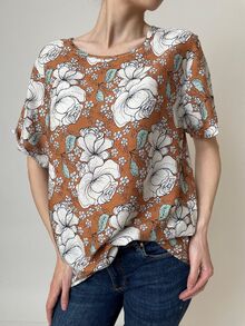 Свободна дамска блуза с къс ръкав, памучна материя, десен в цвят кафе