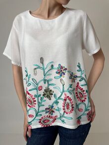 Свободна дамска блуза с къс ръкав, памучна материя, десен в бяло с бродерия
