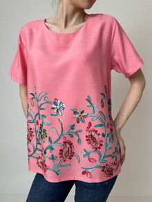 Свободна дамска блуза с къс ръкав, памучна материя, десен в цвят корал с бродерия