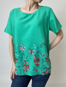 Свободна дамска блуза с къс ръкав, памучна материя, десен в зелено с бродерия