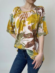 Свободна дамска блуза от памучна, лятна материя, деколте с набор, флорален десен в пастелни цветове, бежово-кафява гама