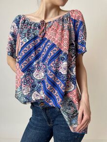 Свободна дамска блуза от памучна, лятна материя, деколте с набор, бохо десен в розово-синя гама