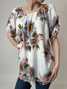 Свободна дамска блуза от памучна, лятна материя, деколте с набор, десен маргарити в светло лилави тонове