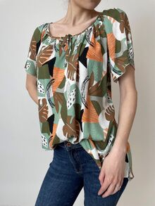 Свободна дамска блуза от памучна, лятна материя, деколте с набор, десен едри листа в зелена гама