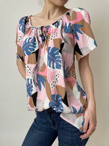 Свободна дамска блуза от памучна, лятна материя, деколте с набор, десен едри листа в розово-синя гама