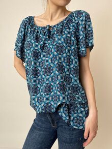 Свободна дамска блуза от памучна, лятна материя, деколте с набор, фигурален десен синя гама