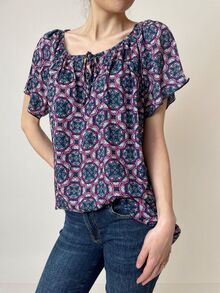 Свободна дамска блуза от памучна, лятна материя, деколте с набор, фигурален десен розова гама