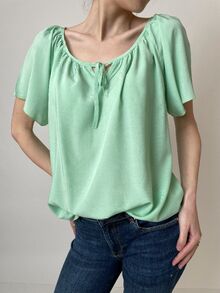 Свободна дамска блуза от памучна, лятна материя, деколте с набор и връзки, големи размери, изчистен десен в светло зелено