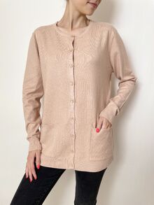 Дамска жилетка с кашмир, гладка плетка с два предни джоба и малки копчета, цвят екрю
