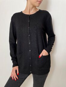 Дамска жилетка с кашмир, гладка плетка с два предни джоба и малки копчета, цвят черен