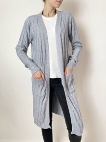 Дълга дамска жилетка с кашмир, еластична плетка с декорация и два лицеви джоба, цвят светло сив
