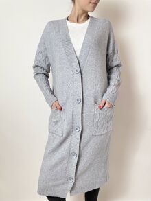 Дълга дамска жилетка с кашмир, два лицеви джоба и закопчаване с копчета, цвят светло сив