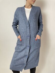 Дълга дамска жилетка с кашмир, два лицеви джоба и закопчаване с копчета, цвят пастелно синьо