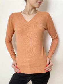 Кашмирен пуловер с остро деколте в цвят капучино
