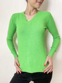 Кашмирен пуловер с остро деколте в наситено зелен цвят